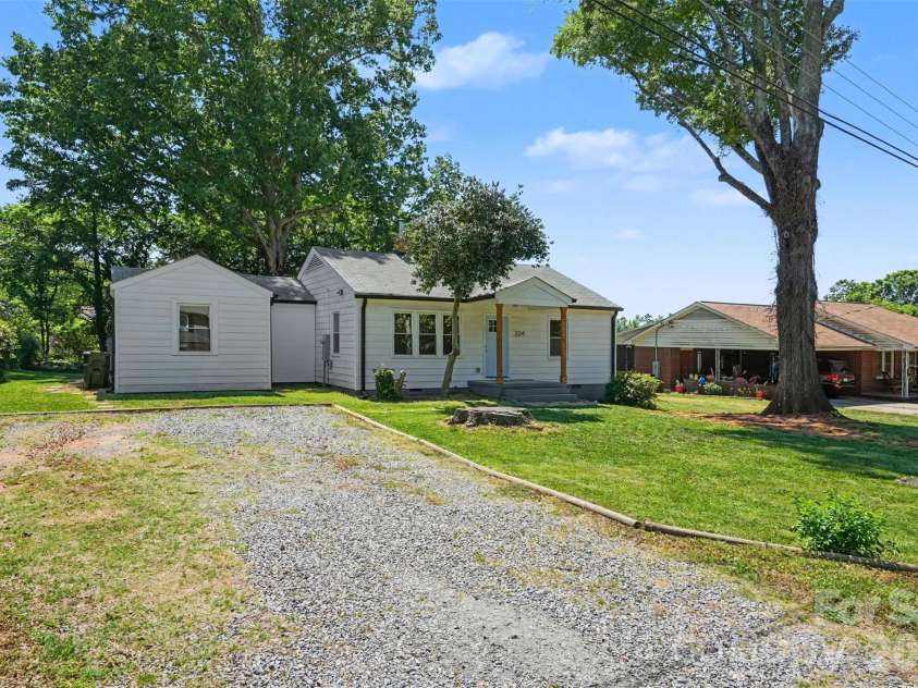 204 Oak Street, Lowell, NC 28098.  MLS# CAR4370908, YatesRealty ID 15724. 