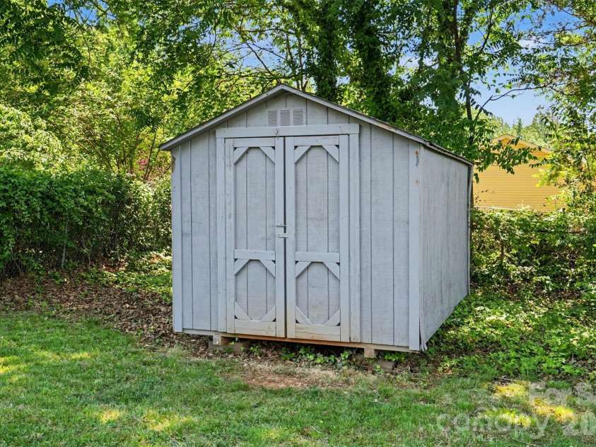 204 Oak Street, Lowell, NC 28098.  MLS# CAR4370908, YatesRealty ID 15724. 