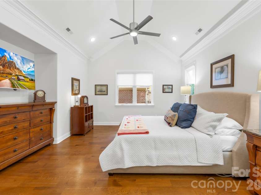 1140 Golden Hill Lane, Denver, NC 28037.  MLS# CAR4315089, YatesRealty ID 15725. Primary Suite with spacious vaulted ceiling