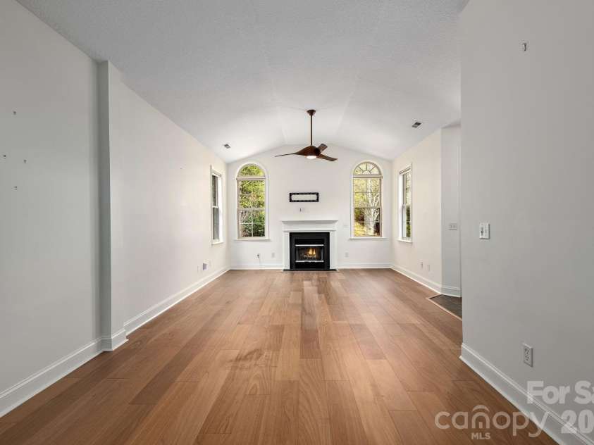 45 Craggy Vista Drive, Swannanoa, NC 28778.  MLS# CAR4358304, YatesRealty ID 15726. 