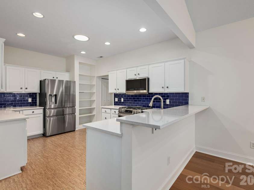45 Craggy Vista Drive, Swannanoa, NC 28778.  MLS# CAR4358304, YatesRealty ID 15726. Breakfast bar