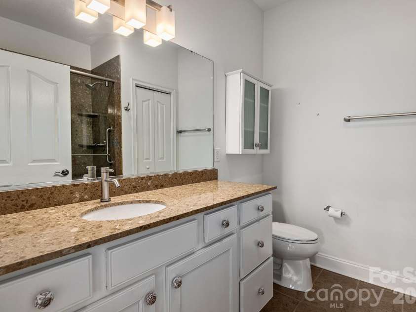 45 Craggy Vista Drive, Swannanoa, NC 28778.  MLS# CAR4358304, YatesRealty ID 15726. Primary Bath