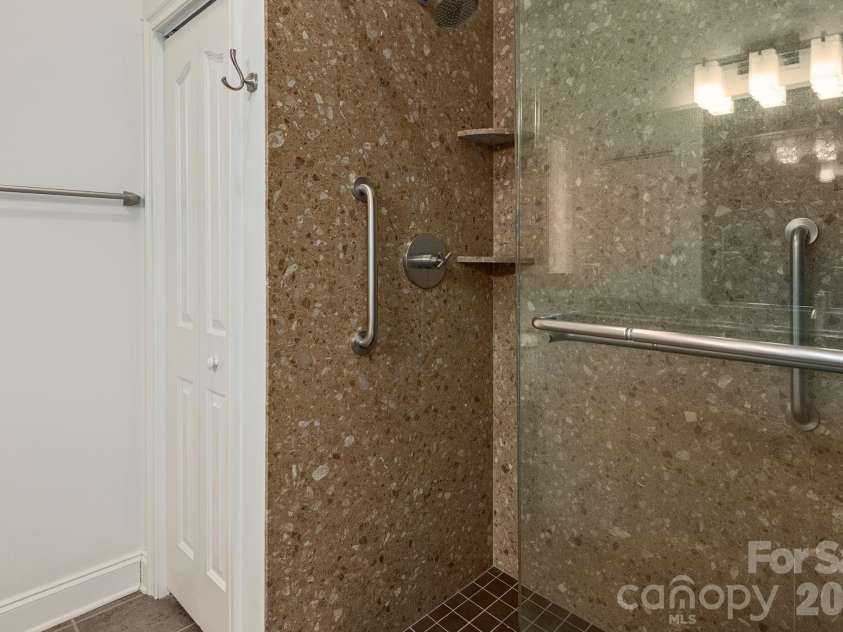 45 Craggy Vista Drive, Swannanoa, NC 28778.  MLS# CAR4358304, YatesRealty ID 15726. Primary Bath