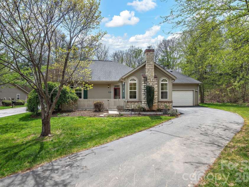 45 Craggy Vista Drive, Swannanoa, NC 28778.  MLS# CAR4358304, YatesRealty ID 15726. Private Setting 