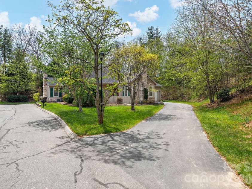 45 Craggy Vista Drive, Swannanoa, NC 28778.  MLS# CAR4358304, YatesRealty ID 15726. Private setting