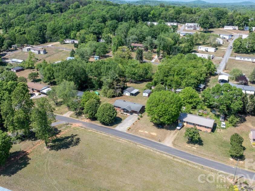 1109 Windsong Circle, Hudson, NC 28638.  MLS# CAR4374233, YatesRealty ID 15727. 