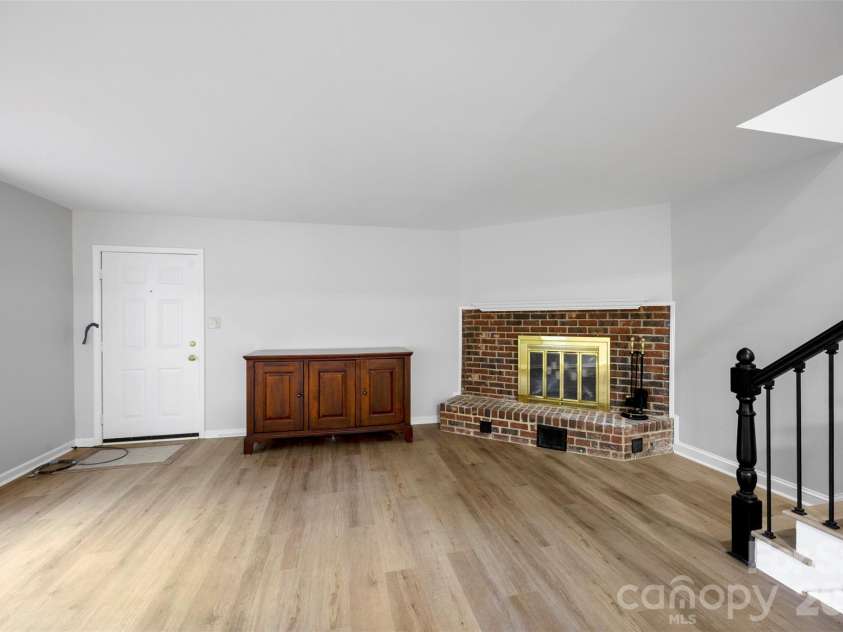 809 Jamestown Drive, Gastonia, NC 28056.  MLS# CAR4374027, YatesRealty ID 15730. 