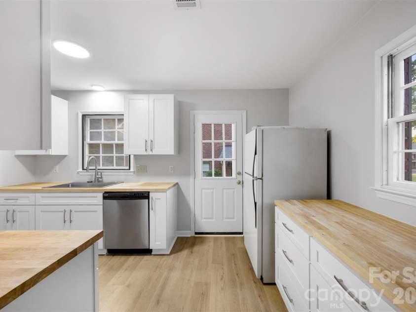 809 Jamestown Drive, Gastonia, NC 28056.  MLS# CAR4374027, YatesRealty ID 15730. 