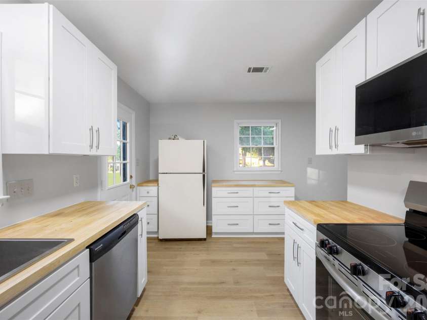 809 Jamestown Drive, Gastonia, NC 28056.  MLS# CAR4374027, YatesRealty ID 15730. 