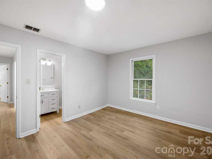 809 Jamestown Drive, Gastonia, NC 28056.  MLS# CAR4374027, YatesRealty ID 15730. 