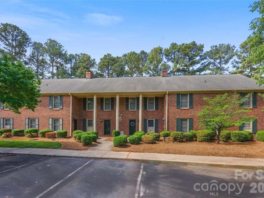 809 Jamestown Drive, Gastonia, NC 28056.  MLS# CAR4374027, YatesRealty ID 15730. 