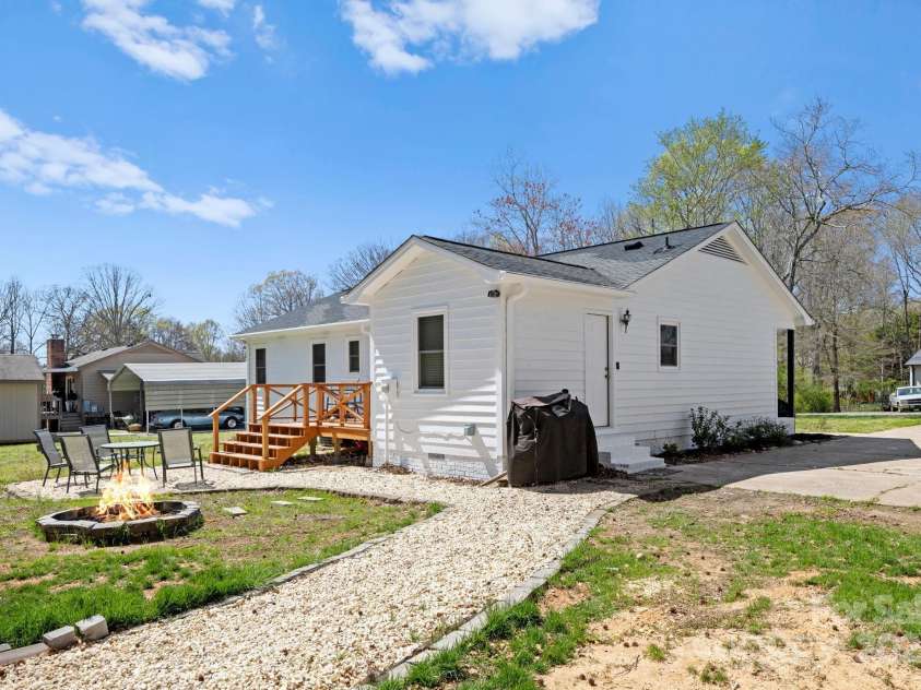 121 Country Lane, Belmont, NC 28012.  MLS# CAR4239648, YatesRealty ID 15732. 