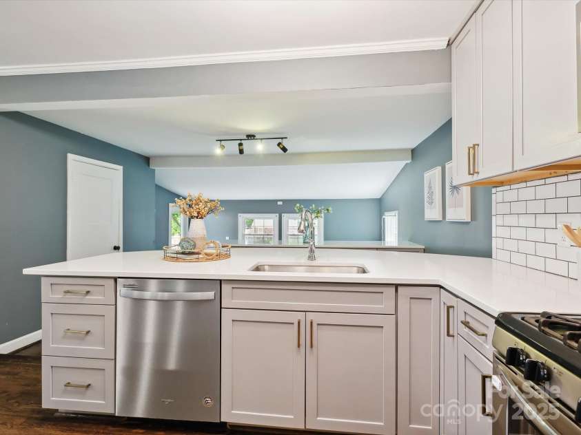 827 Fairbanks Road, Charlotte, NC 28210.  MLS# CAR4260637, YatesRealty ID 15733. 