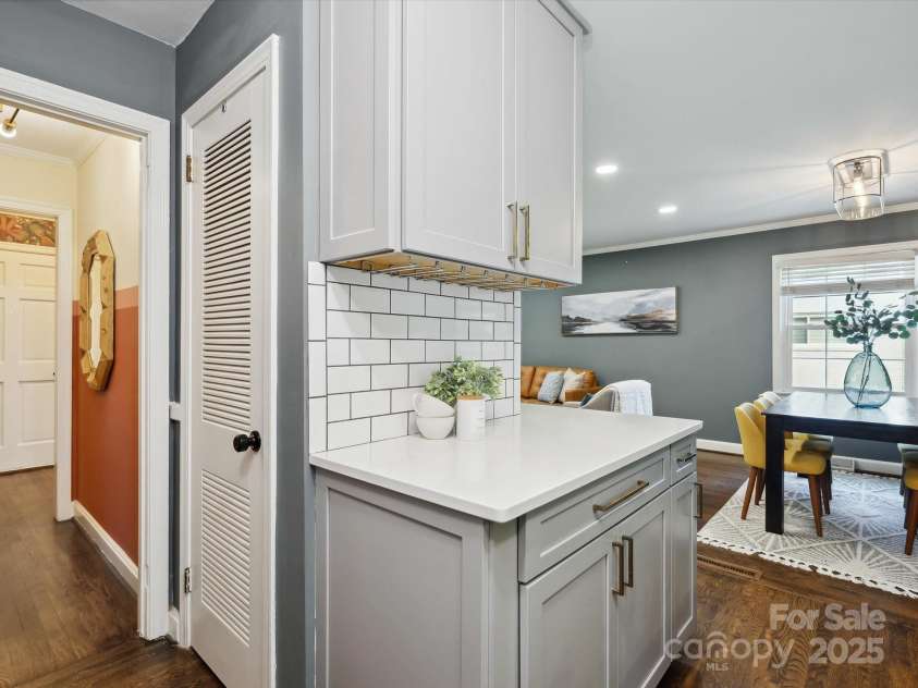827 Fairbanks Road, Charlotte, NC 28210.  MLS# CAR4260637, YatesRealty ID 15733. 