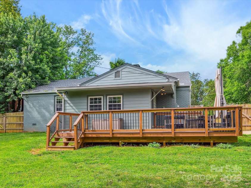 827 Fairbanks Road, Charlotte, NC 28210.  MLS# CAR4260637, YatesRealty ID 15733. 
