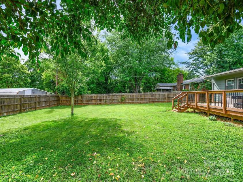 827 Fairbanks Road, Charlotte, NC 28210.  MLS# CAR4260637, YatesRealty ID 15733. 