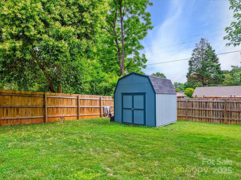 827 Fairbanks Road, Charlotte, NC 28210.  MLS# CAR4260637, YatesRealty ID 15733. 