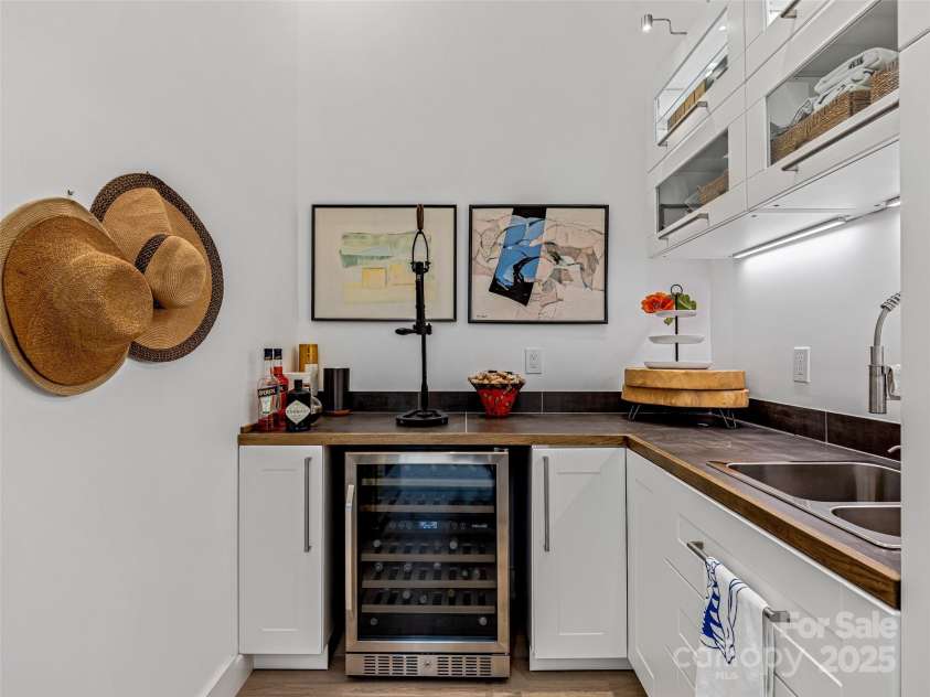 11 Bayonne Trail, Asheville, NC 28804.  MLS# CAR4250937, YatesRealty ID 15735. Bar/butler/pantry and laundry on the main level