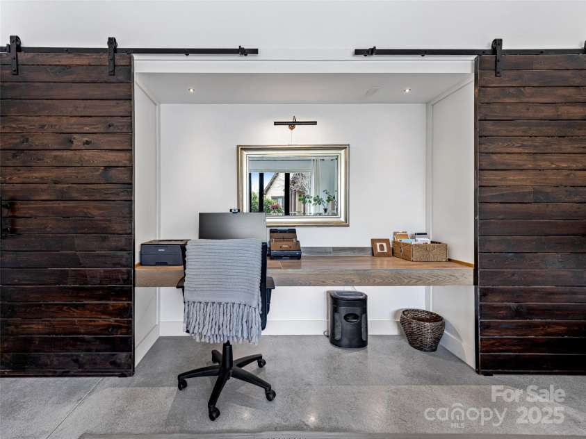 11 Bayonne Trail, Asheville, NC 28804.  MLS# CAR4250937, YatesRealty ID 15735. Creative work space