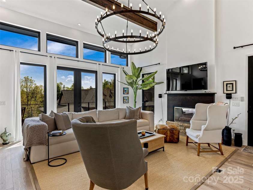 11 Bayonne Trail, Asheville, NC 28804.  MLS# CAR4250937, YatesRealty ID 15735. Light and bright