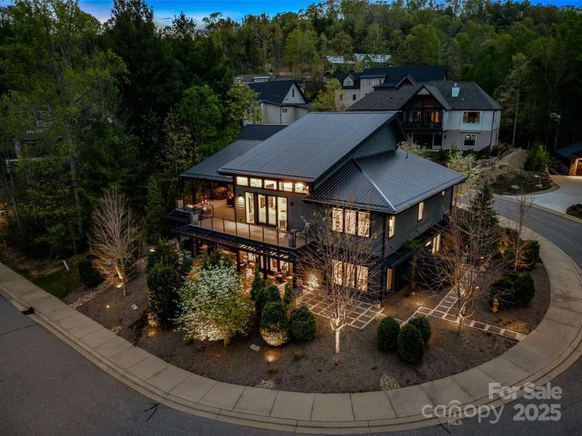 11 Bayonne Trail, Asheville, NC 28804.  MLS# CAR4250937, YatesRealty ID 15735. Outstanding Design in All Aspects