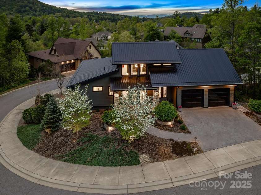 11 Bayonne Trail, Asheville, NC 28804.  MLS# CAR4250937, YatesRealty ID 15735. Stunning Architecture