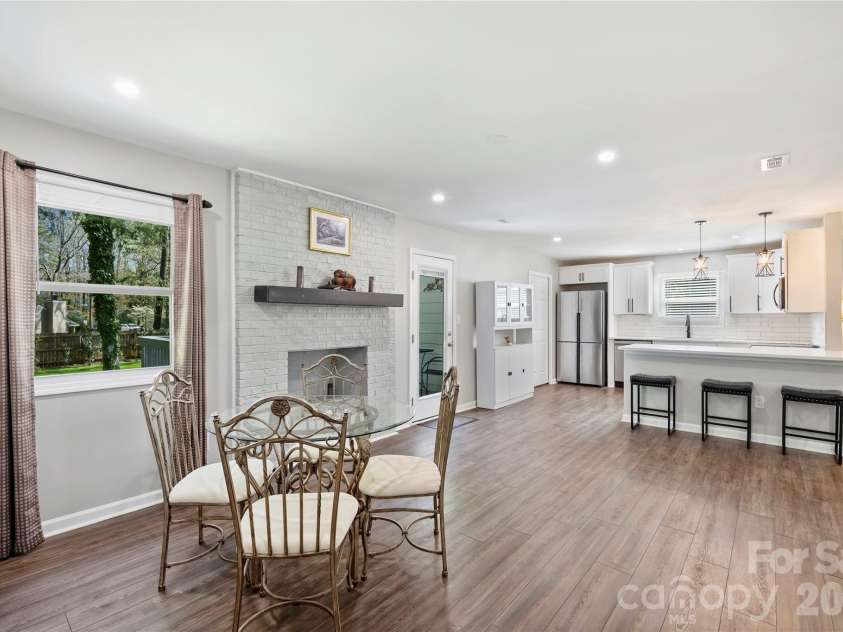 3724 Cobbleridge Drive, Charlotte, NC 28215.  MLS# CAR4362889, YatesRealty ID 15737. Dining Room