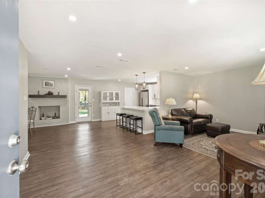 3724 Cobbleridge Drive, Charlotte, NC 28215.  MLS# CAR4362889, YatesRealty ID 15737. Entry