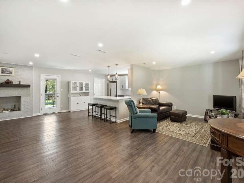 3724 Cobbleridge Drive, Charlotte, NC 28215.  MLS# CAR4362889, YatesRealty ID 15737. Entry