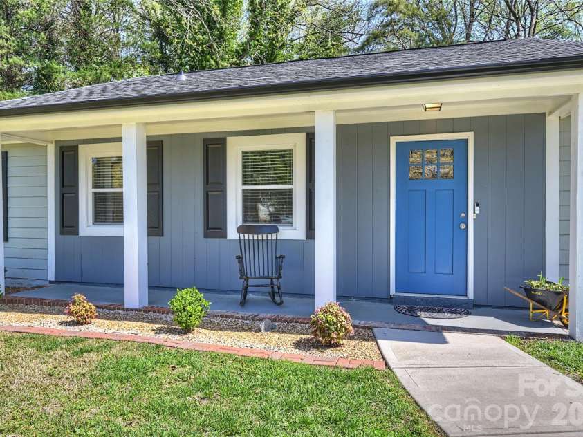 3724 Cobbleridge Drive, Charlotte, NC 28215.  MLS# CAR4362889, YatesRealty ID 15737. Front Exterior