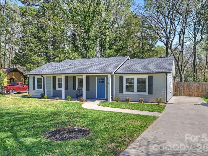 3724 Cobbleridge Drive, Charlotte, NC 28215.  MLS# CAR4362889, YatesRealty ID 15737. Front Exterior