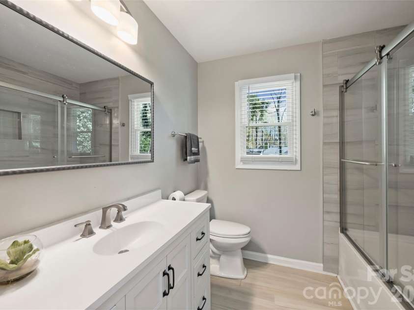 3724 Cobbleridge Drive, Charlotte, NC 28215.  MLS# CAR4362889, YatesRealty ID 15737. Hall Bathroom