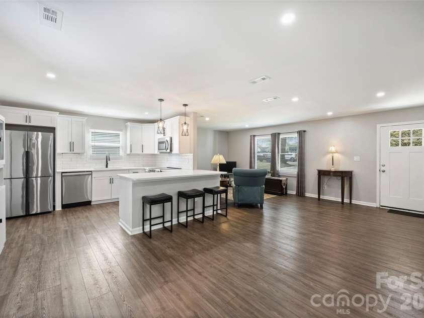 3724 Cobbleridge Drive, Charlotte, NC 28215.  MLS# CAR4362889, YatesRealty ID 15737. Kitchen