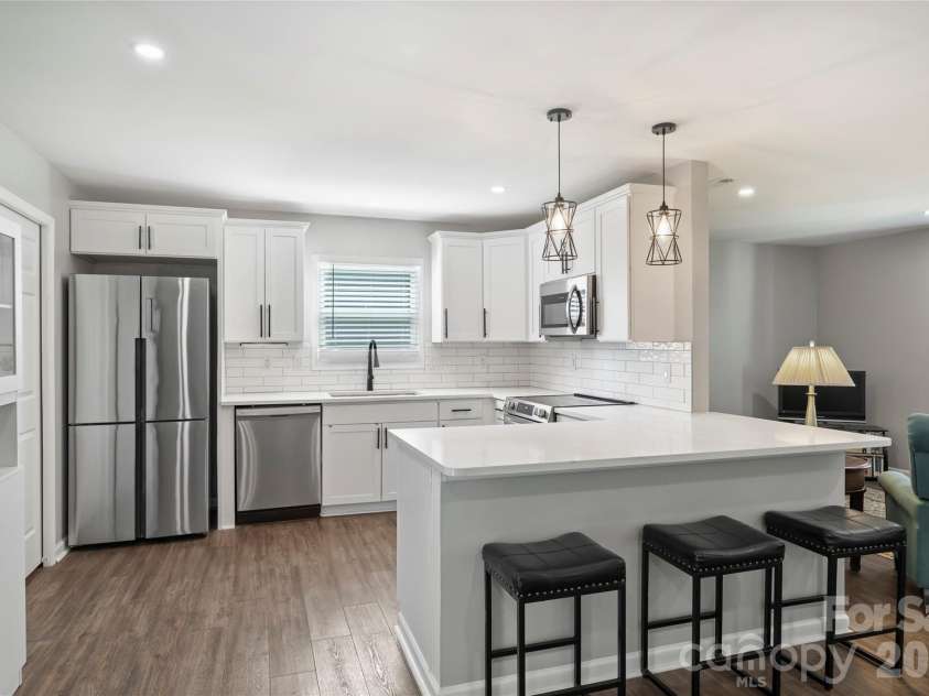 3724 Cobbleridge Drive, Charlotte, NC 28215.  MLS# CAR4362889, YatesRealty ID 15737. Kitchen
