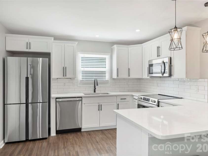 3724 Cobbleridge Drive, Charlotte, NC 28215.  MLS# CAR4362889, YatesRealty ID 15737. Kitchen