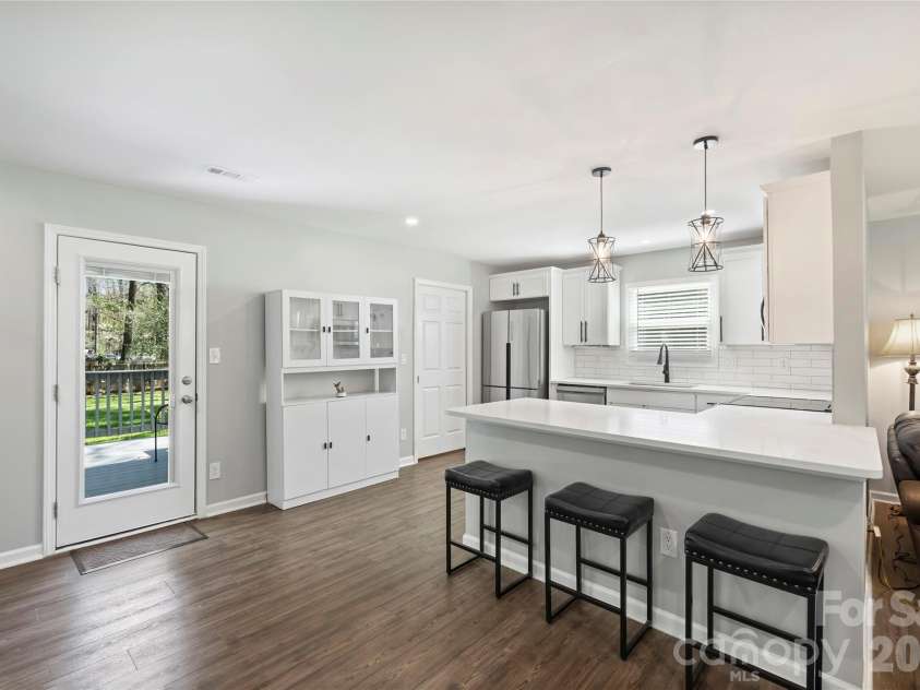 3724 Cobbleridge Drive, Charlotte, NC 28215.  MLS# CAR4362889, YatesRealty ID 15737. Kitchen