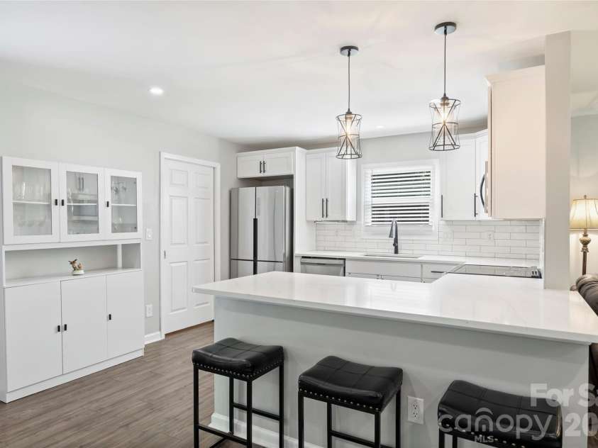 3724 Cobbleridge Drive, Charlotte, NC 28215.  MLS# CAR4362889, YatesRealty ID 15737. Kitchen