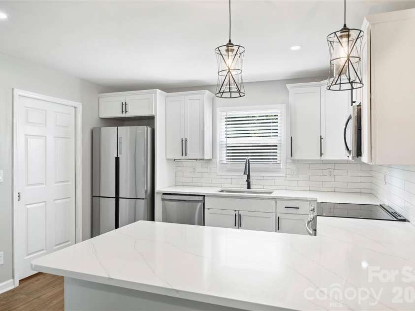 3724 Cobbleridge Drive, Charlotte, NC 28215.  MLS# CAR4362889, YatesRealty ID 15737. Kitchen