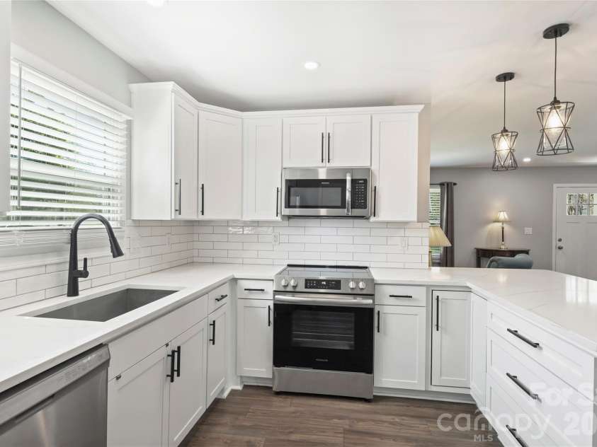 3724 Cobbleridge Drive, Charlotte, NC 28215.  MLS# CAR4362889, YatesRealty ID 15737. Kitchen