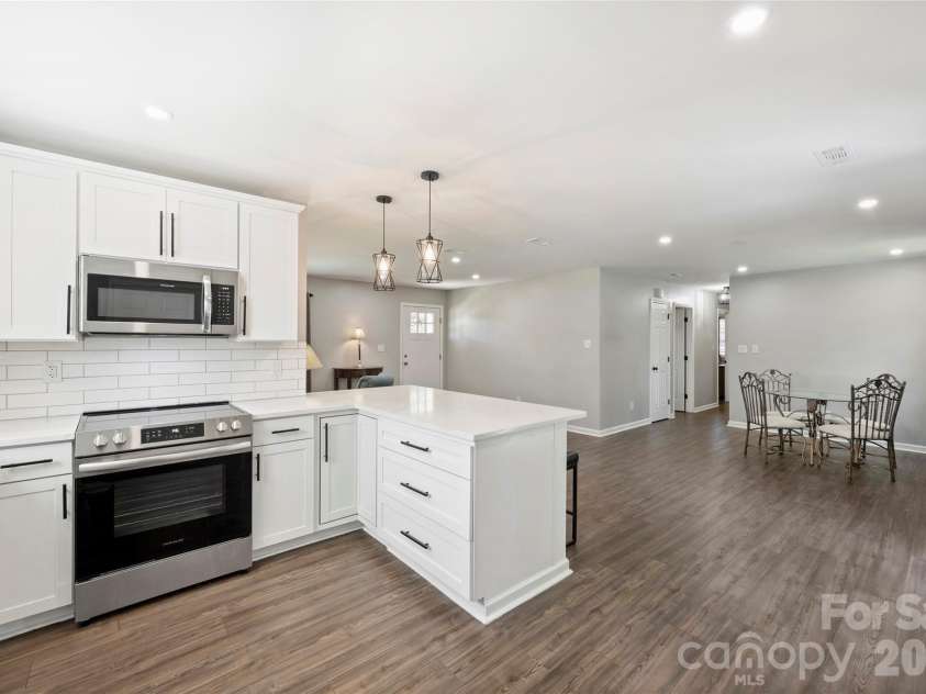 3724 Cobbleridge Drive, Charlotte, NC 28215.  MLS# CAR4362889, YatesRealty ID 15737. Kitchen