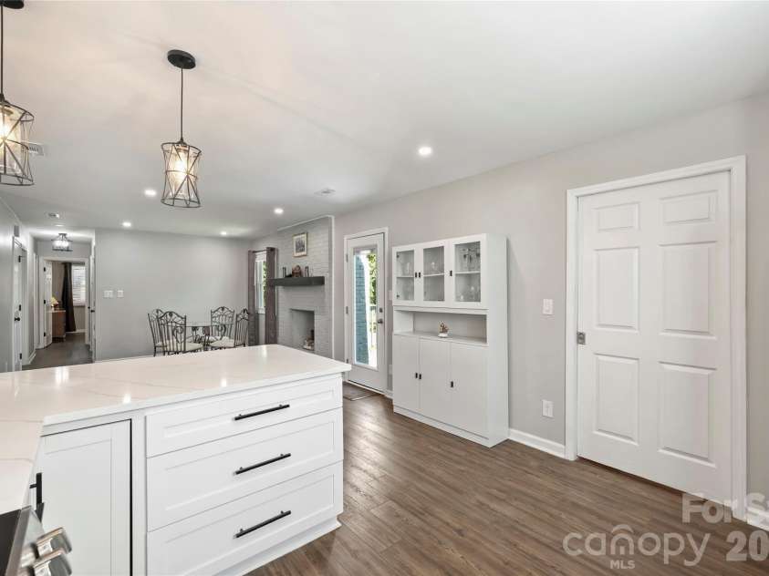 3724 Cobbleridge Drive, Charlotte, NC 28215.  MLS# CAR4362889, YatesRealty ID 15737. Kitchen