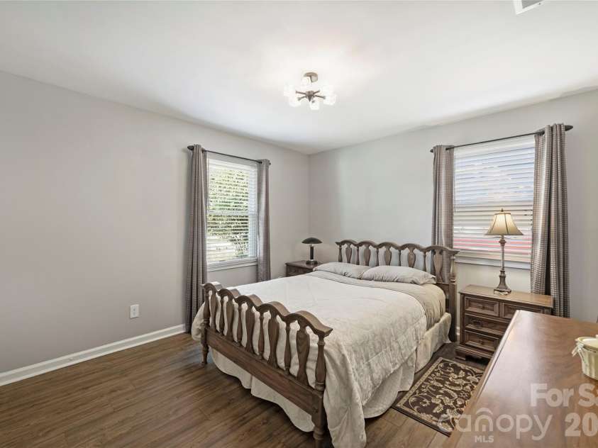 3724 Cobbleridge Drive, Charlotte, NC 28215.  MLS# CAR4362889, YatesRealty ID 15737. Primary Bedroom