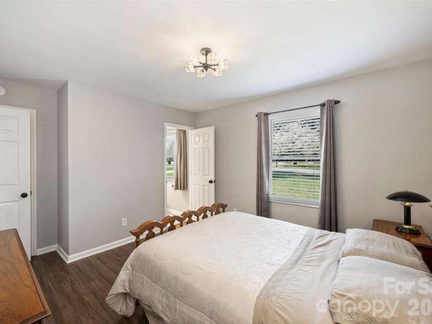 3724 Cobbleridge Drive, Charlotte, NC 28215.  MLS# CAR4362889, YatesRealty ID 15737. Primary Bedroom