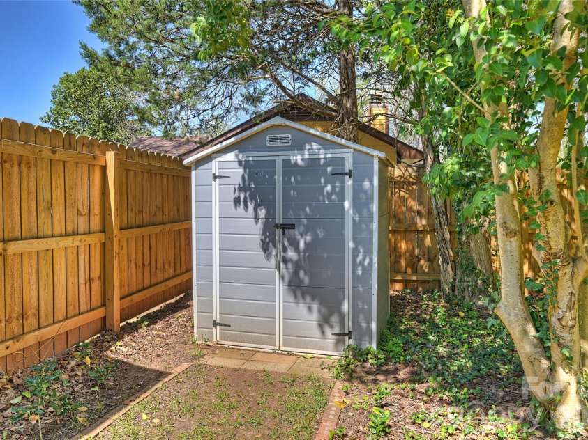 3724 Cobbleridge Drive, Charlotte, NC 28215.  MLS# CAR4362889, YatesRealty ID 15737. Shed