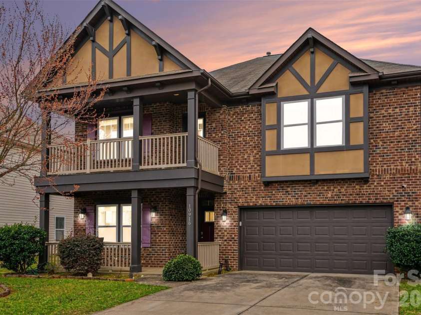 10916 Tower Oak Drive, Charlotte, NC 28269.  MLS# CAR4352118, YatesRealty ID 15739. 