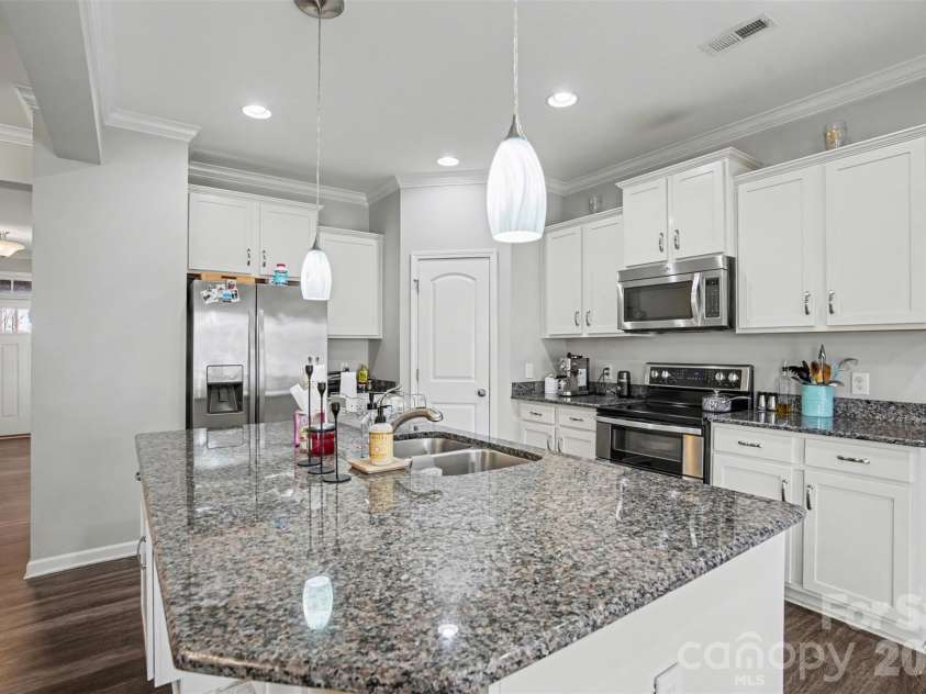 10916 Tower Oak Drive, Charlotte, NC 28269.  MLS# CAR4352118, YatesRealty ID 15739. 