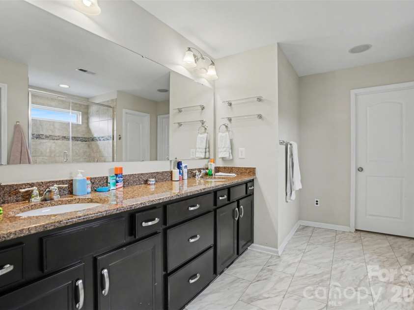 10916 Tower Oak Drive, Charlotte, NC 28269.  MLS# CAR4352118, YatesRealty ID 15739. 