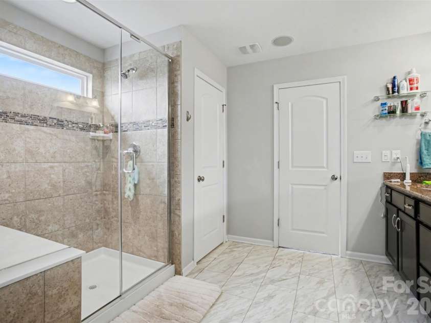 10916 Tower Oak Drive, Charlotte, NC 28269.  MLS# CAR4352118, YatesRealty ID 15739. 