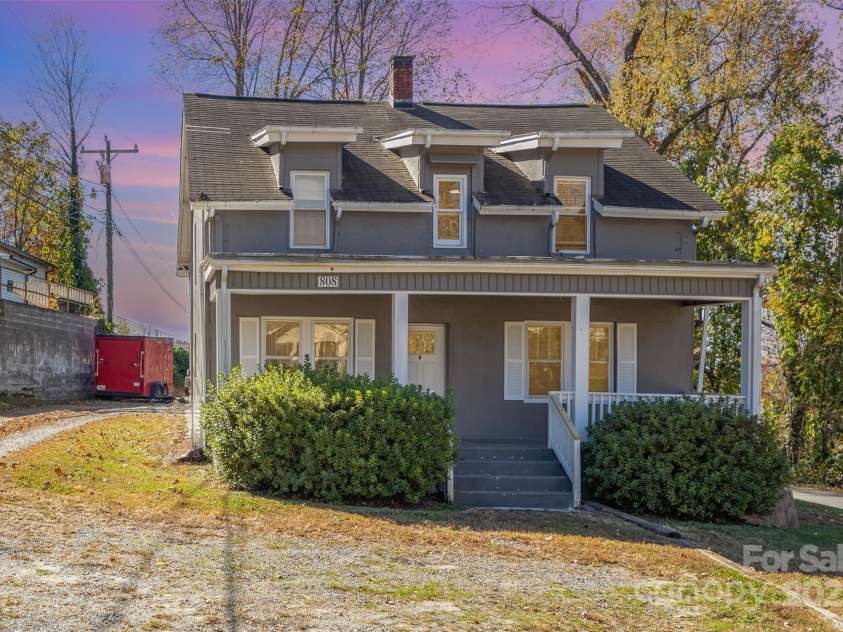 808 Harrisburg Drive, Lenoir, NC 28645.  MLS# CAR4319320, YatesRealty ID 1574. 