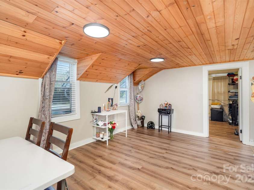 808 Harrisburg Drive, Lenoir, NC 28645.  MLS# CAR4319320, YatesRealty ID 1574. 